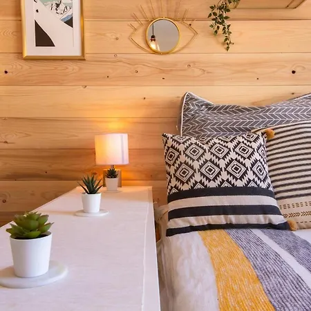 Апартаменти Super Cosy Studio In A Lively Area Of